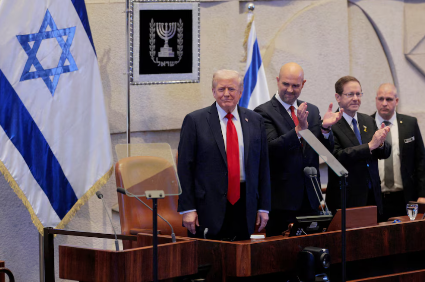 La interminable ovación que recibió Donald Trump en el parlamento israelí tras la liberación de rehenes y el cese del fuego