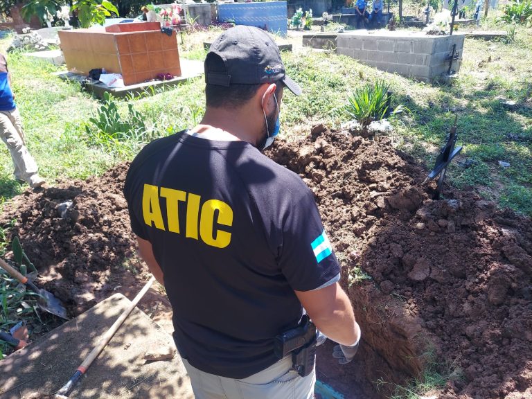 MP dirige exhumación cadavérica de dos jóvenes encontrados sin vida en zona montañosa de Yoro, tras ser requeridos por la policía