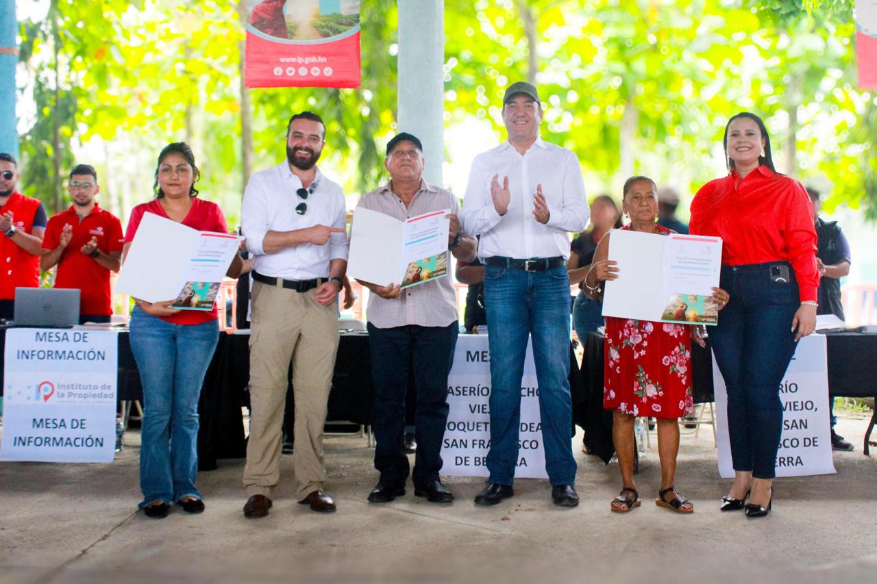 Instituto de la Propiedad entrega títulos de propiedad en San Francisco de Becerra, Olancho