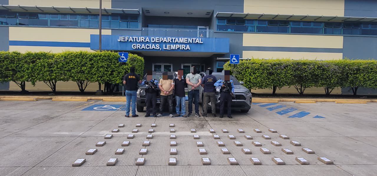 DNPA asesta fuerte golpe al narcotráfico con la detención de tres personas y decomiso de 54 kilos de supuesta cocaína en Gracias, Lempira