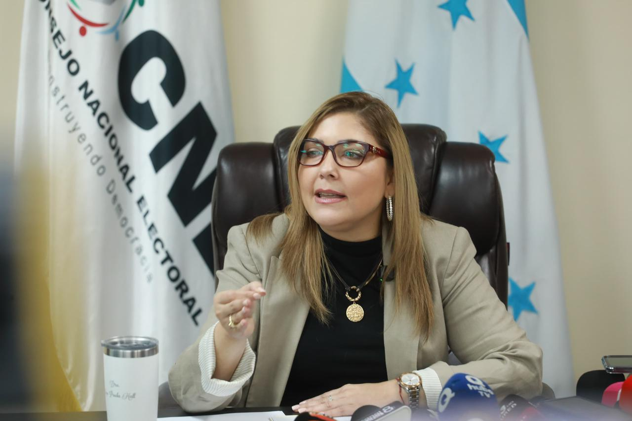 Ana Paola Hall recuerda que las Fuerzas Armadas deben obedecer únicamente al CNE durante el proceso electoral