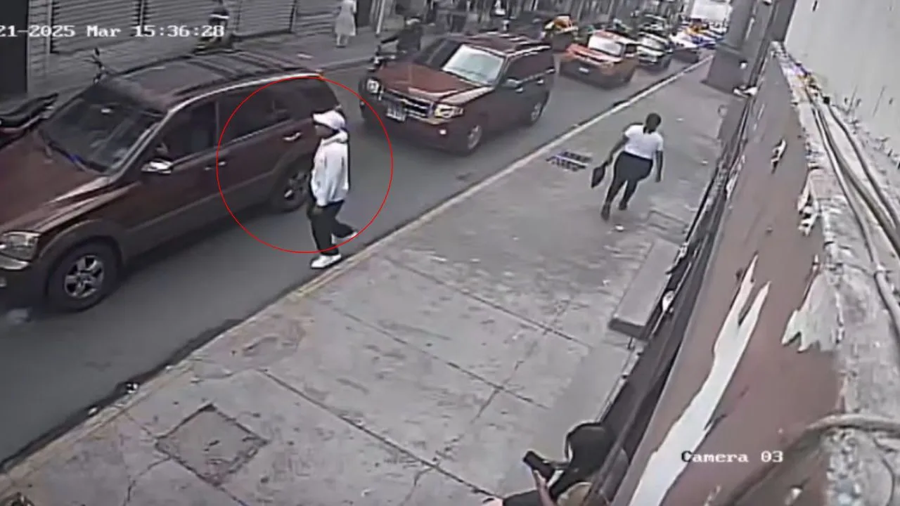 ¡Vamos bien! Ladrón arrebata celular a conductor atrapado en el tráfico en pleno centro de Tegucigalpa
