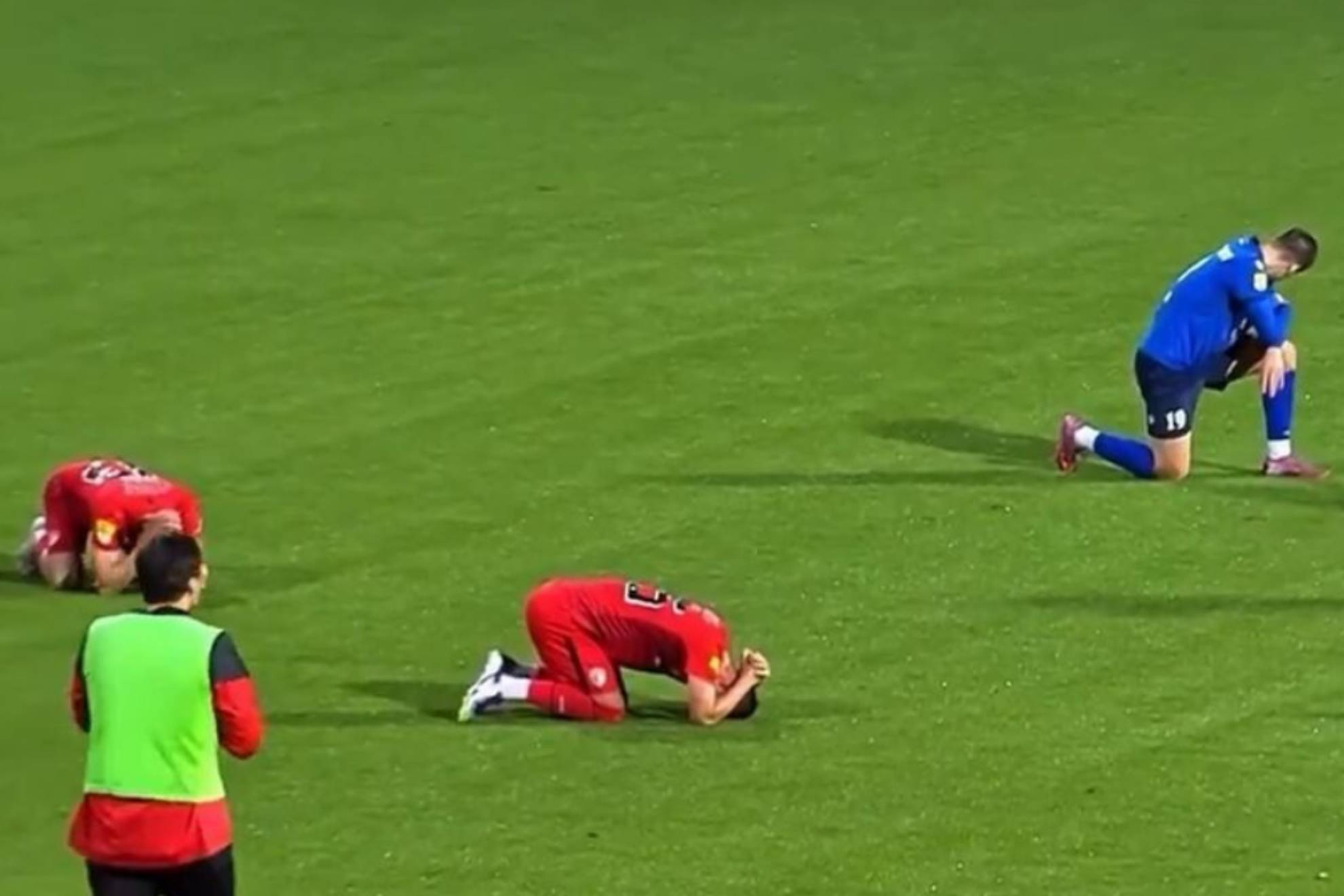 Entrenador muere tras sufrir un infarto durante partido de primera división en Serbia