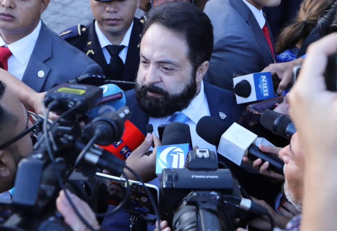 Sampedranos expresan su repudio y abuchean a Luis Redondo mientras ejercía el sufragio