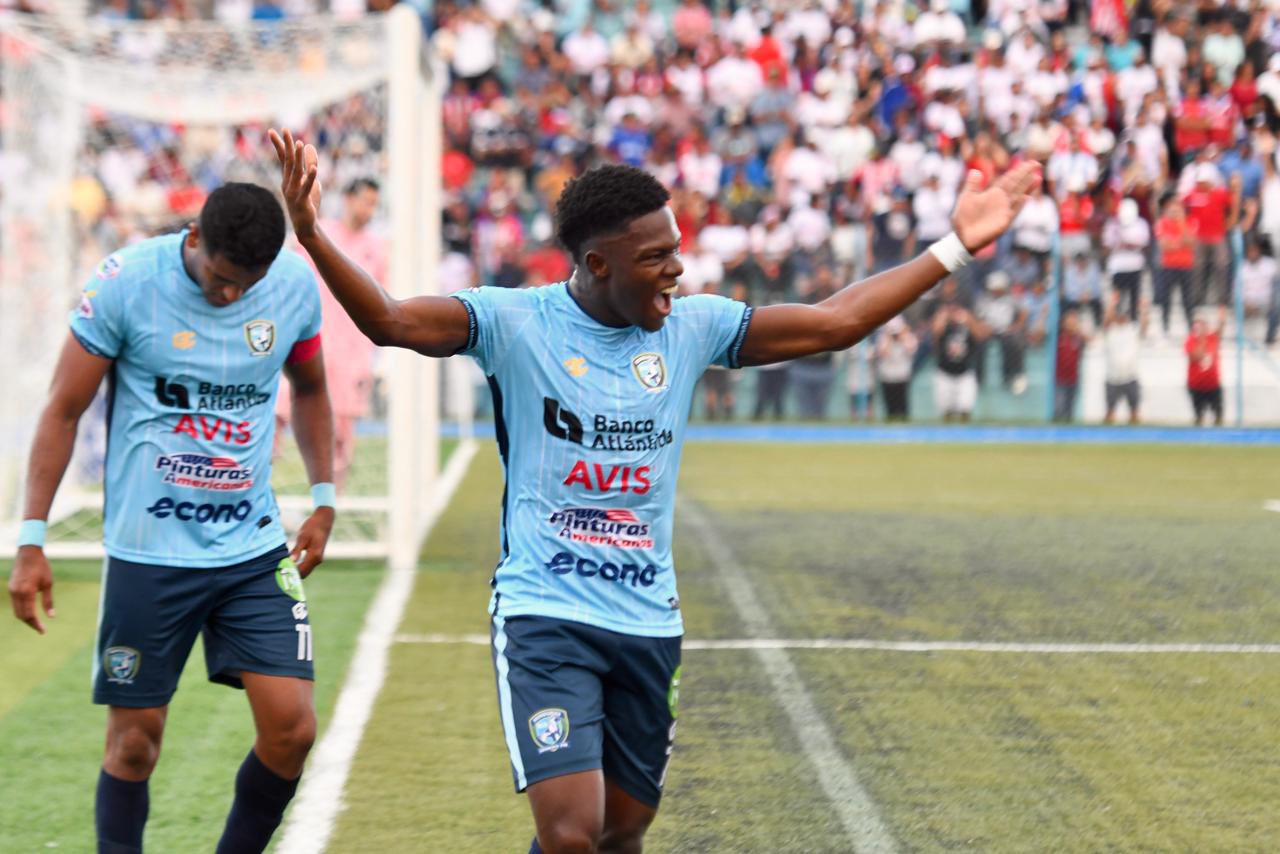 Génesis propina histórica goleada a Olimpia y provoca renuncia de Eduardo Espinel