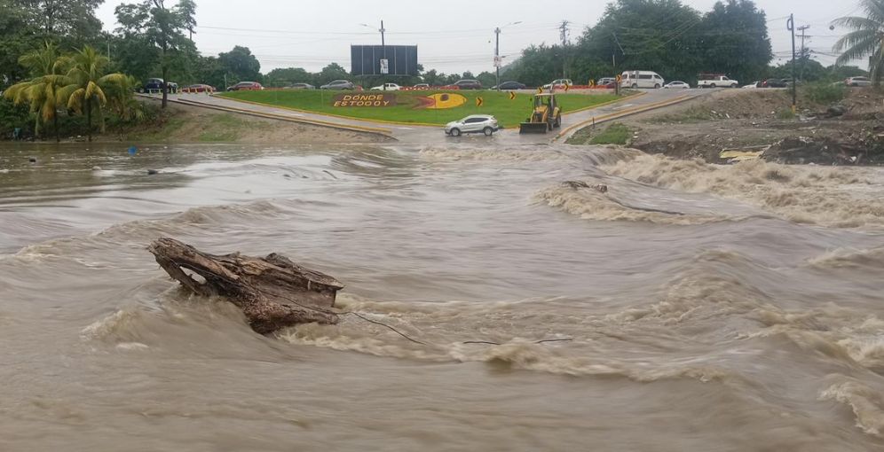 Intensas lluvias provocan inundaciones y evacuación de familias en el norte de Honduras