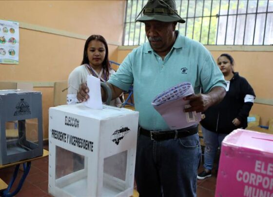 Un ciudadano hondureño ejerce su voto en uno de los centros capitalinos.(Foto de Archivo)