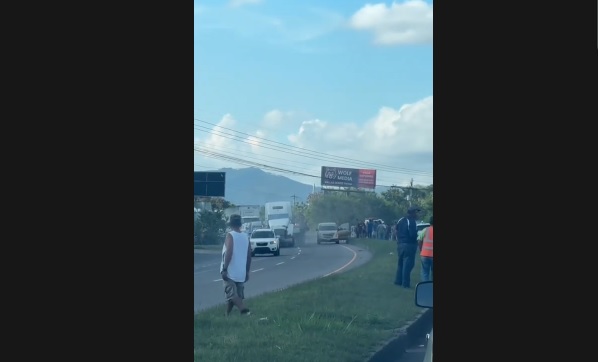 Pánico y Terror en Carretera: Rastra Sin Frenos Embiste Múltiples Vehículos en Potrerillos