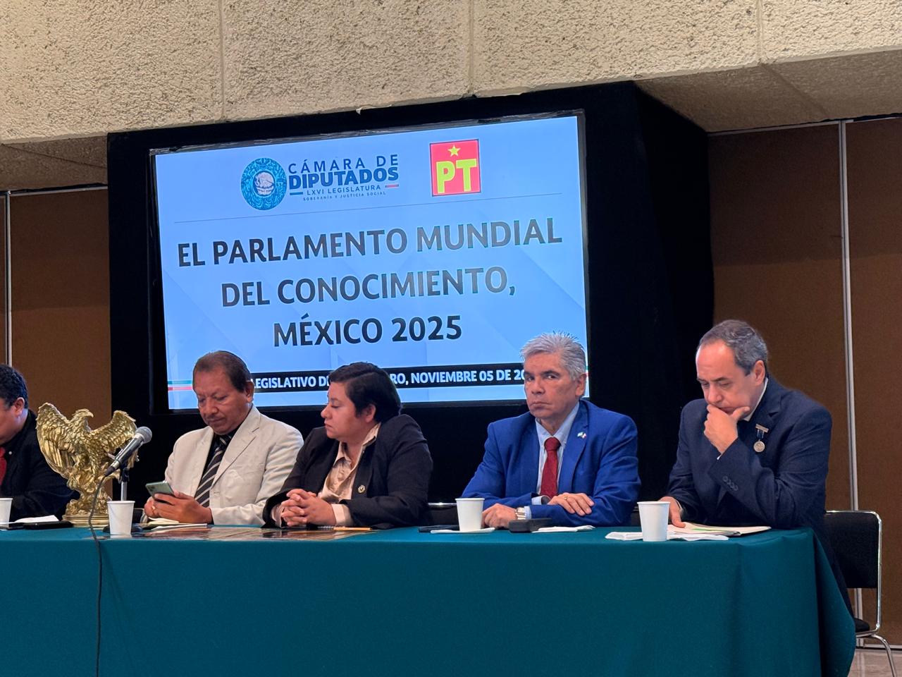 Cónsul Héctor Amador recibe la máxima distinción del Parlamento Mundial del Conocimiento y destaca la diplomacia hondureña en México