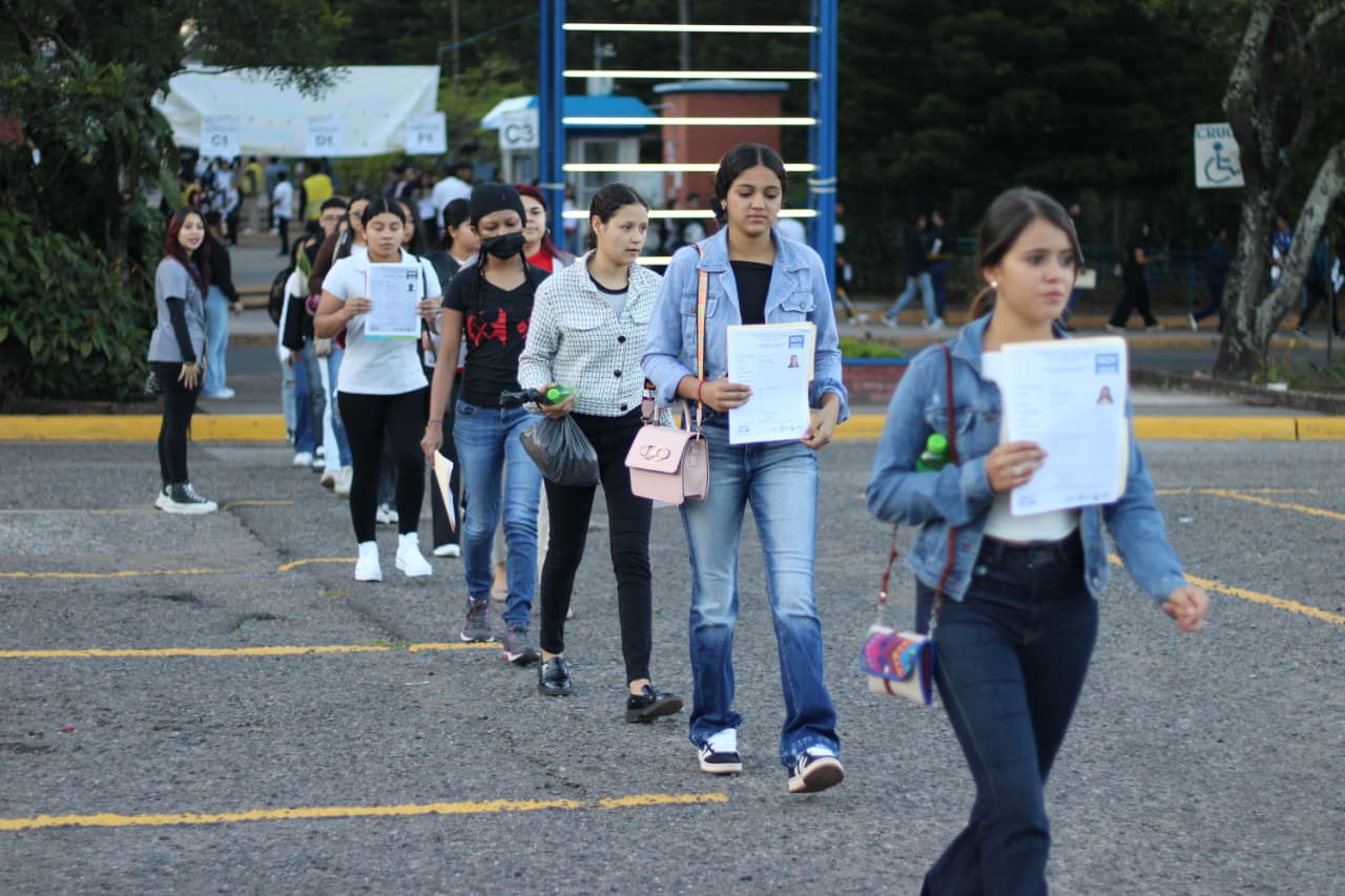 Centenares de aspirantes ingresan a la UNAH para realizar la prueba PHUMA este viernes 21 de noviembre