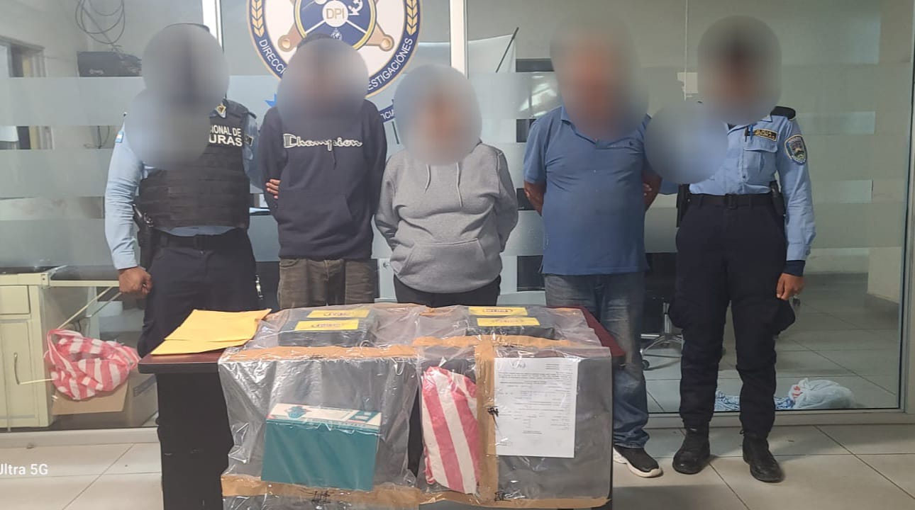 Policía Nacional decomisa 12 kilos de cocaína y captura a cinco personas en diferentes operaciones en La Ceiba