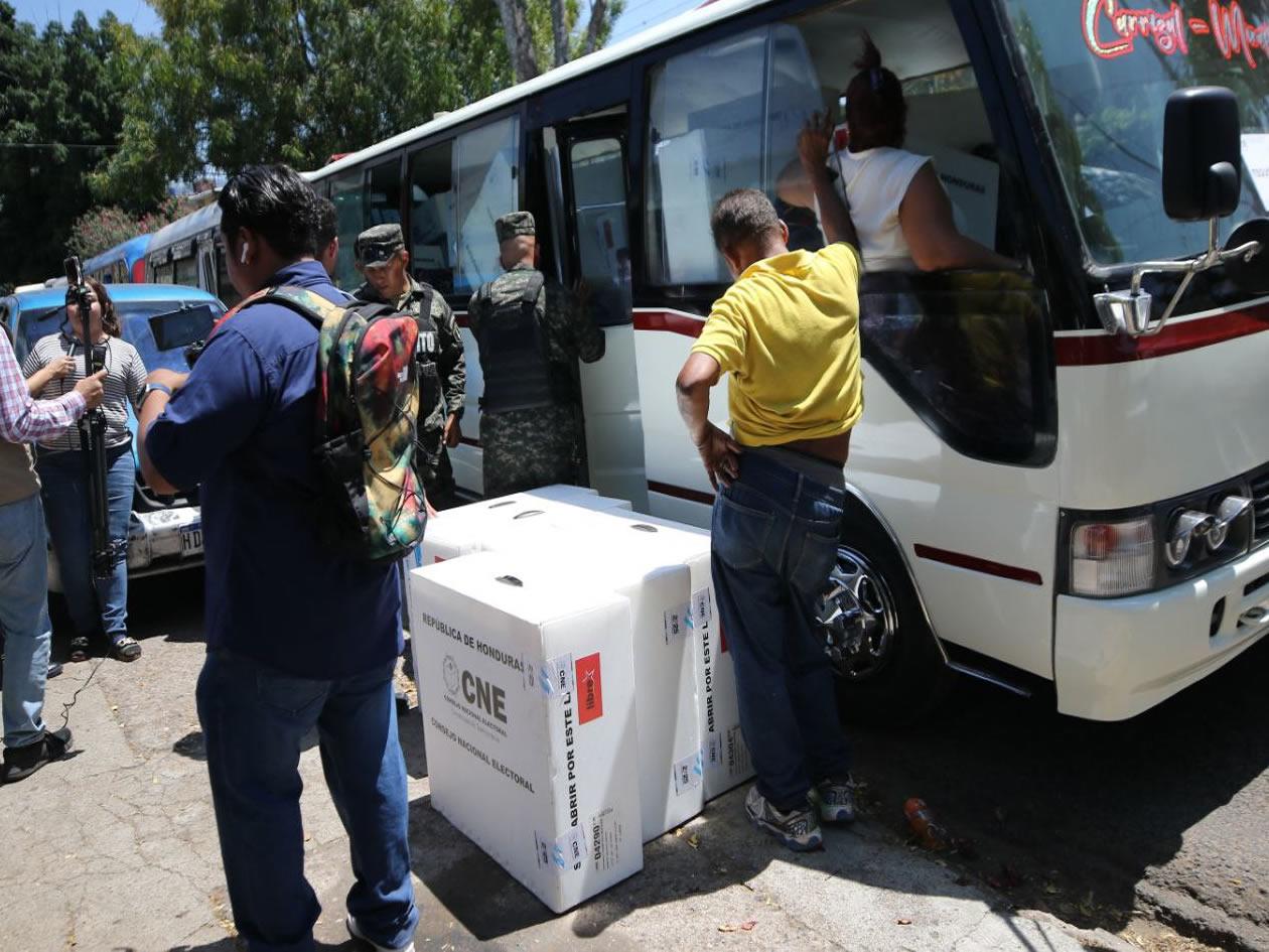 Empresa adjudicada para el transporte electoral se retira y deja al CNE sin servicio logístico