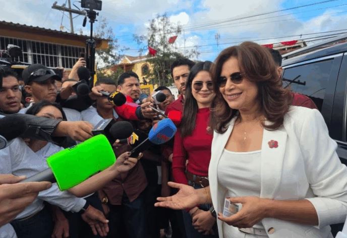 Rixi Moncada se declara ganadora y vuelve a criticar el TREP tras ejercer el sufragio