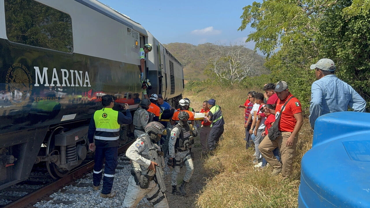 Al menos 13 muertos y 98 heridos tras descarrilamiento del tren Interoceánico en México