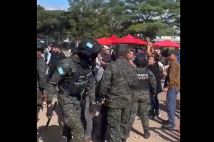 Enfrentamientos entre simpatizantes políticos en las afueras del Centro Logístico Electoral