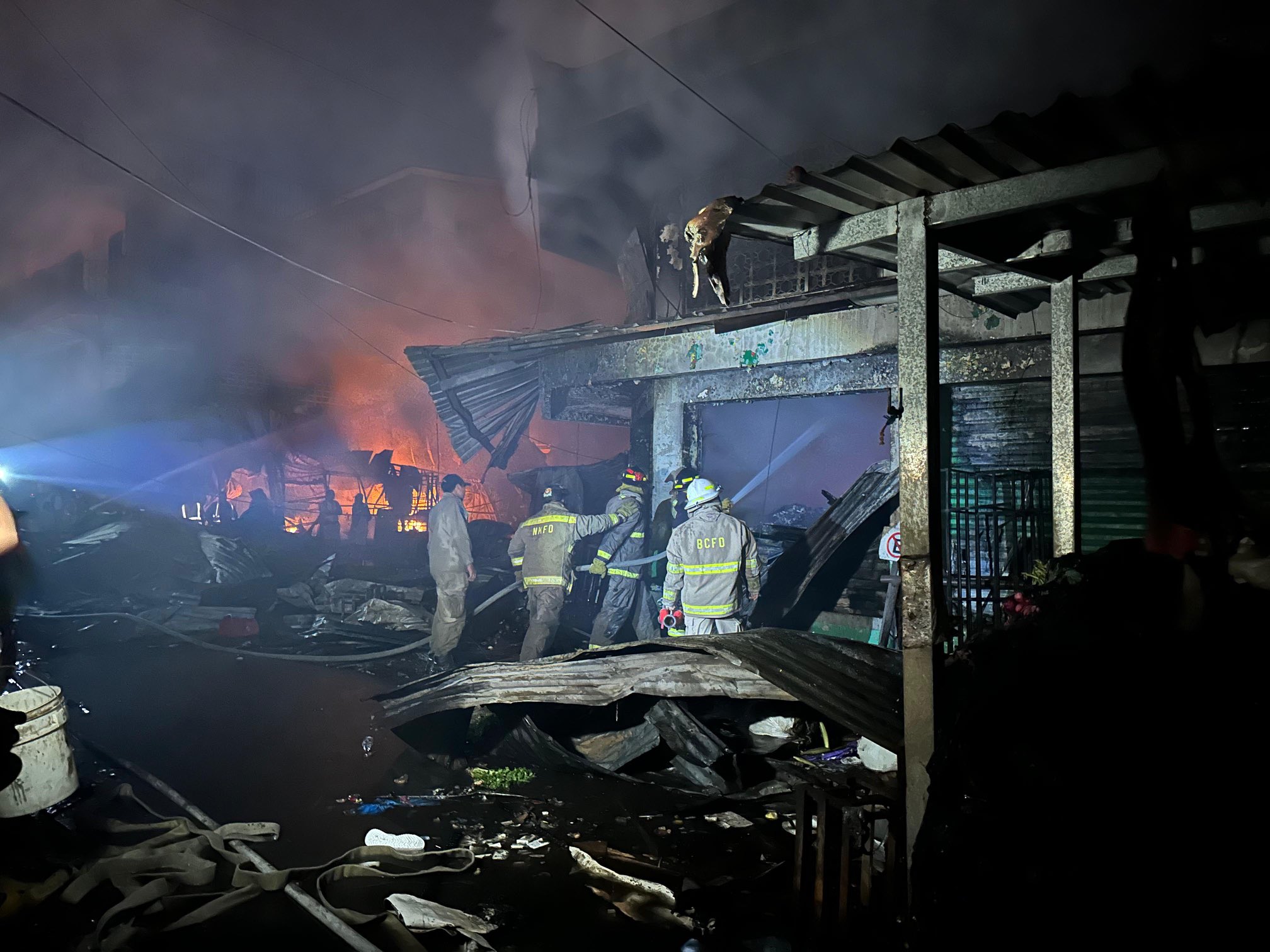 Incendio en el mercado Medina deja más de 100 locales destruidos y decenas de familias afectadas