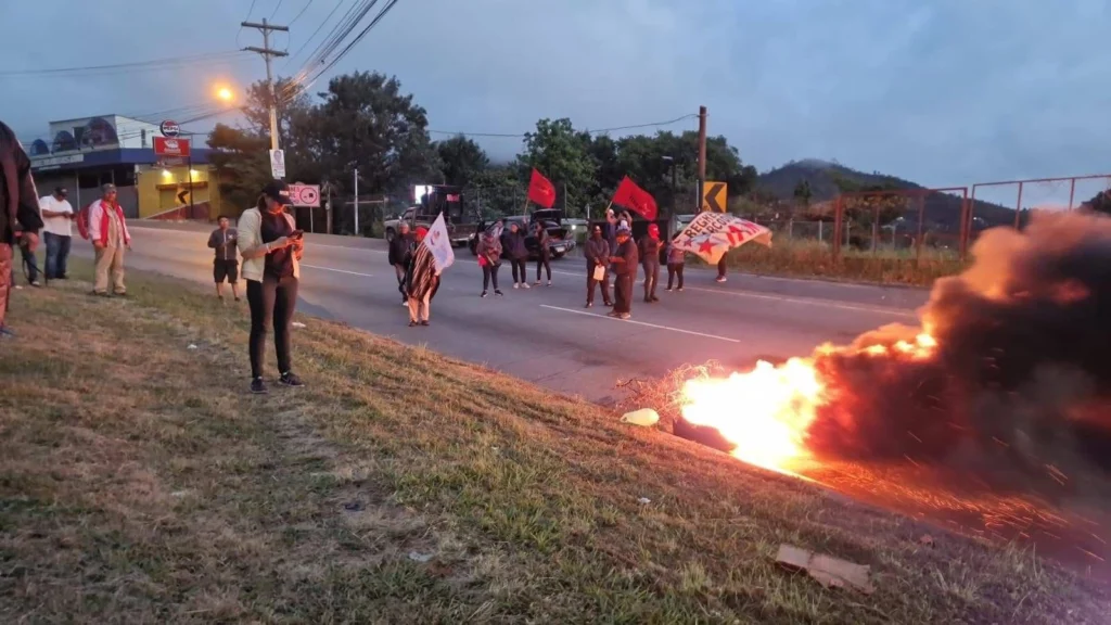 Simpatizantes del Partido Libertad y Refundación (Libre) realizan protestas en la carretera CA-5, que conduce a la zona norte del país