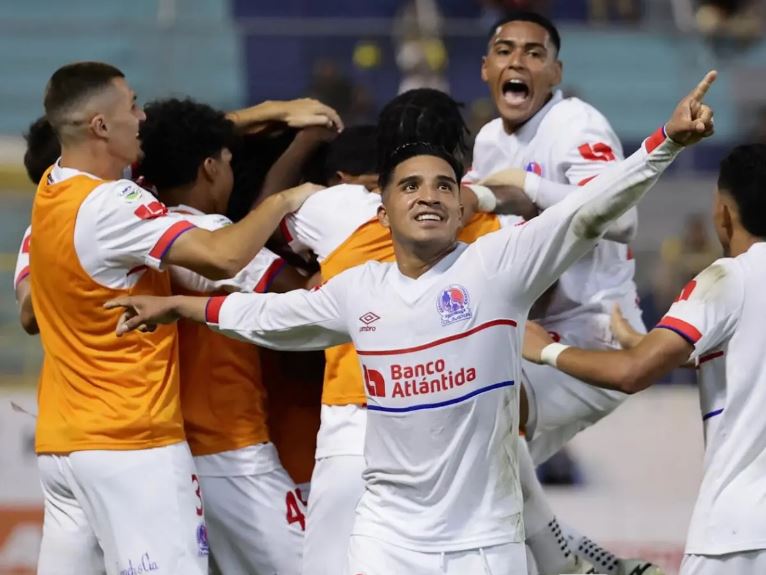 Olimpia arranca con paso firme la triangular tras vencer 0-1 a Real España en el Morazán