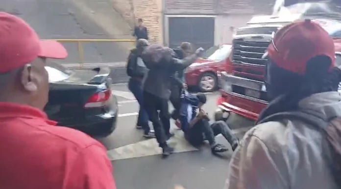 Colectivos de Libre bloquean paso en bulevar FFAA y golpean a motorista