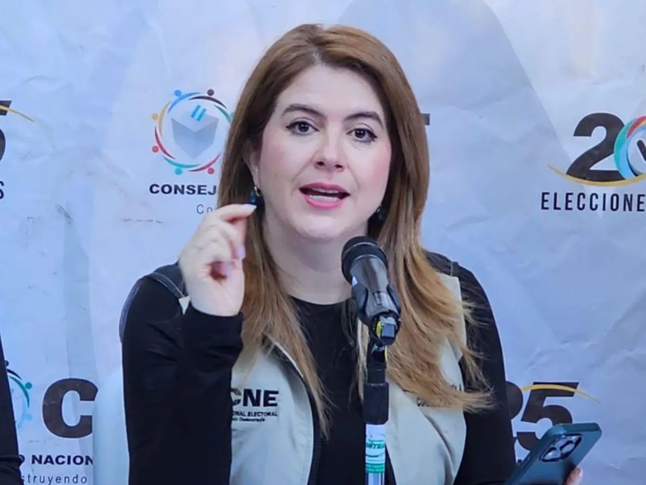 Cossette López denuncia crisis inducida y afirma que el CNE está listo para iniciar escrutinios especiales