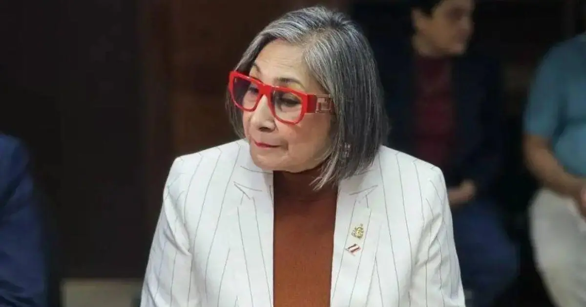 Maribel Espinoza acusa a Luis Redondo de actuar ilegalmente y advierte defensa del orden constitucional