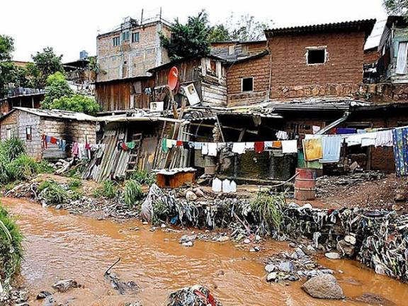 Un 70 % de los hondureños vive en pobreza multidimensional, alerta la UNAH