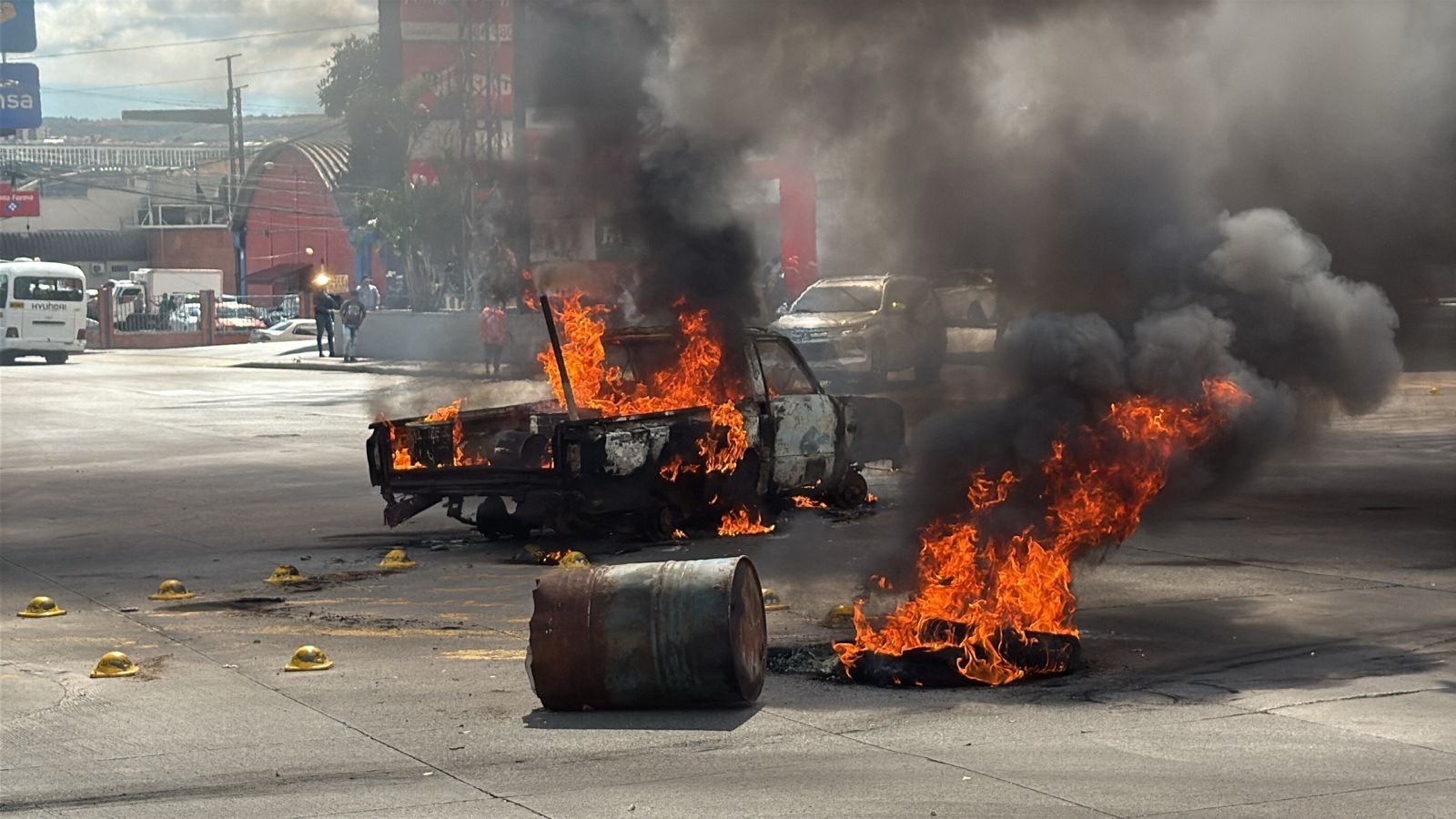 Colectivos incendian vehículo en Tegucigalpa en protesta por recuento municipal