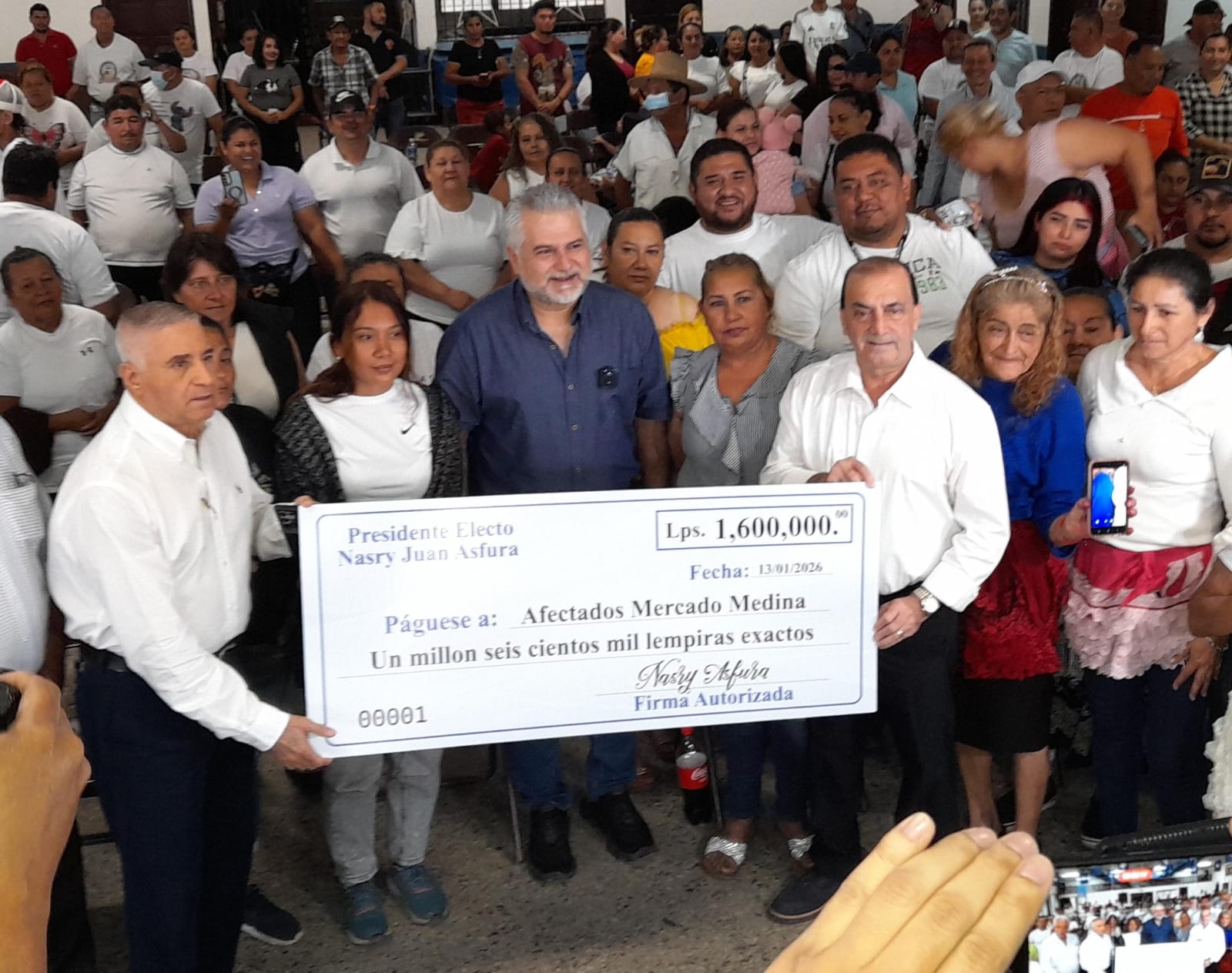 ¡Promesa cumplida! Entregan L 1.6 millones a afectados por incendio en el Mercado Medina en nombre de Nasry Asfura