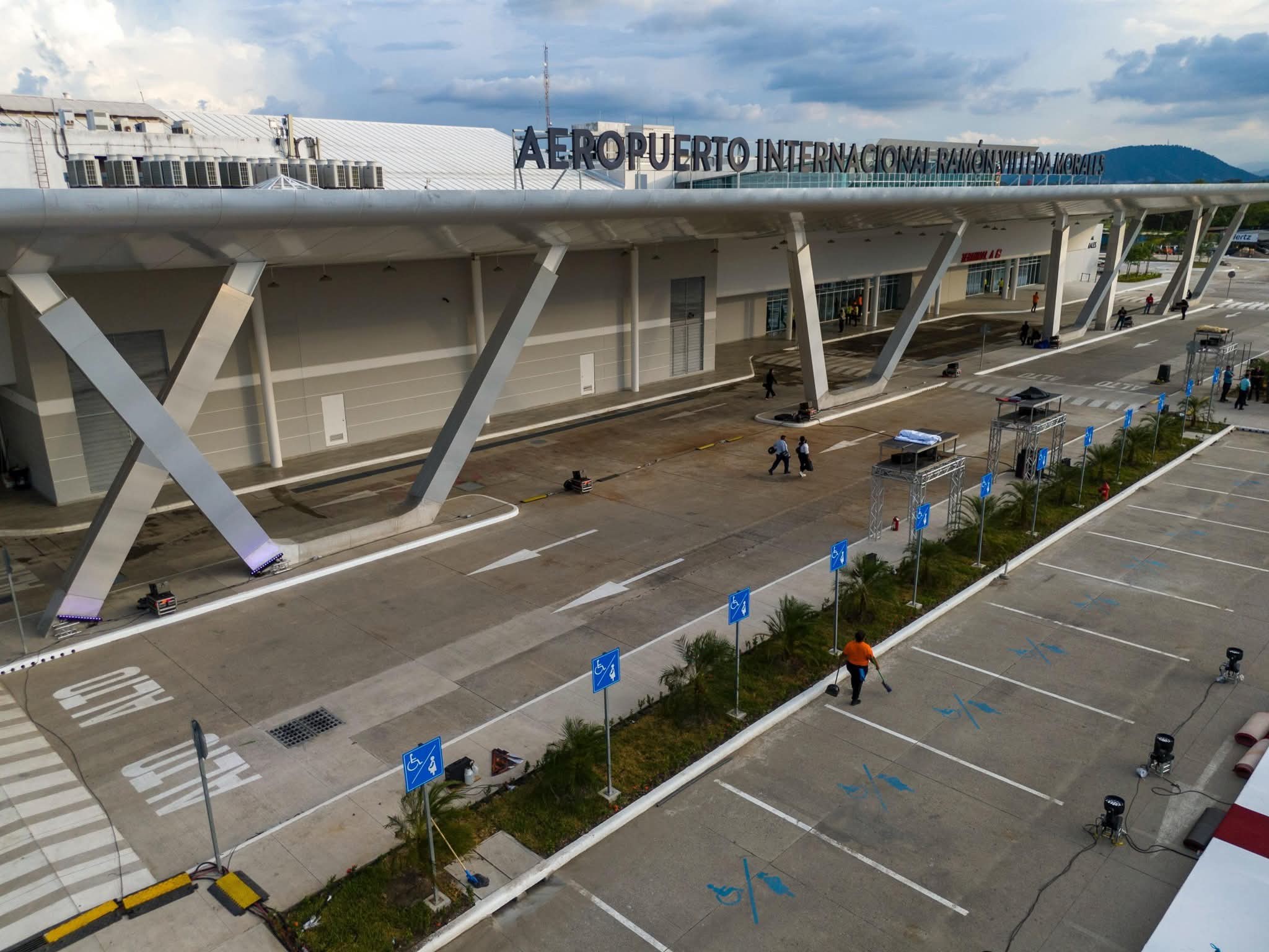 Gobierno saliente extiende controvertida licitación aeroportuaria clave a semanas del traspaso de poder