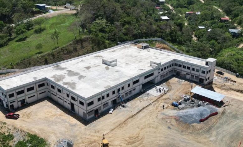 Promesas hospitalarias sin concluir: gobierno de Castro cierra su mandato sin entregar ninguno de los hospitales de los que tanto alardeó