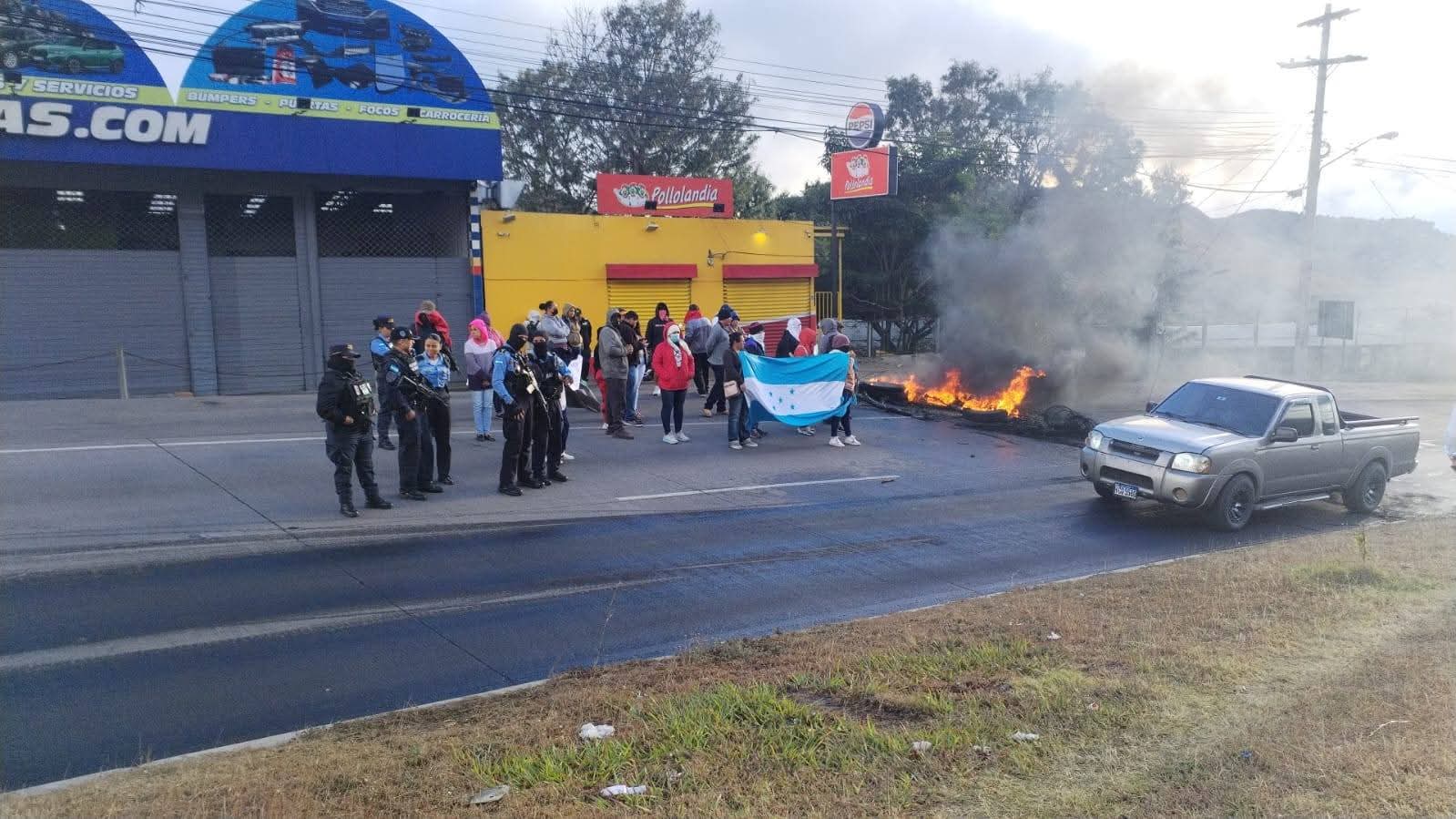 Colectivos de Libre paralizan Tegucigalpa y presionan por reconteo de votos a favor de Jorge Aldana