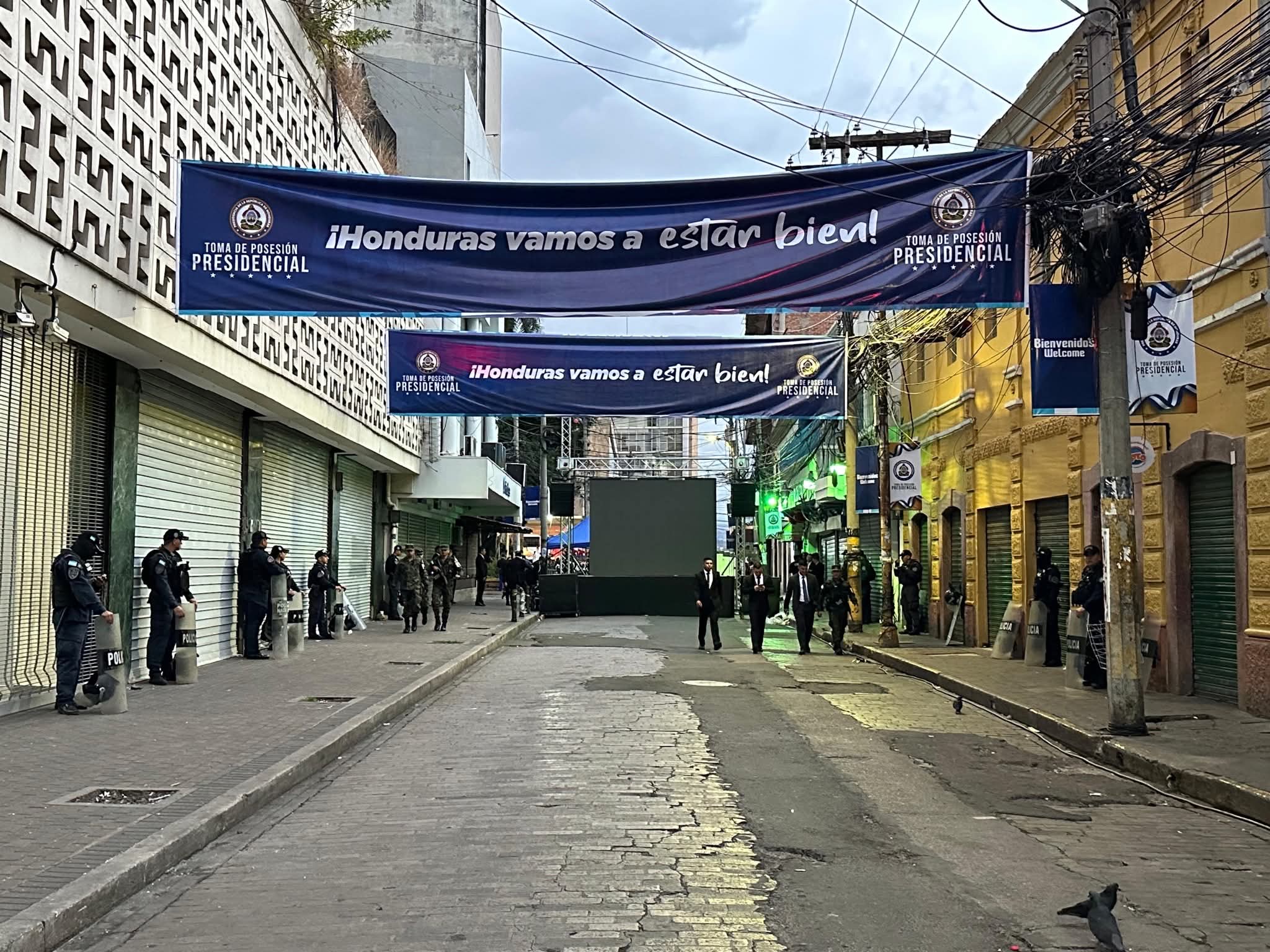 Ciudadanos siguen juramentación presidencial desde pantallas instaladas en el centro de Tegucigalpa