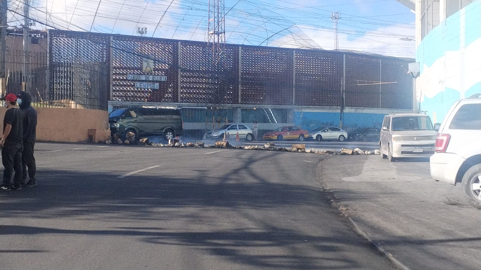 Empleados de la alcaldía capitalina bloquean accesos hacia el Estadio Nacional en apoyo a Jorge Aldana