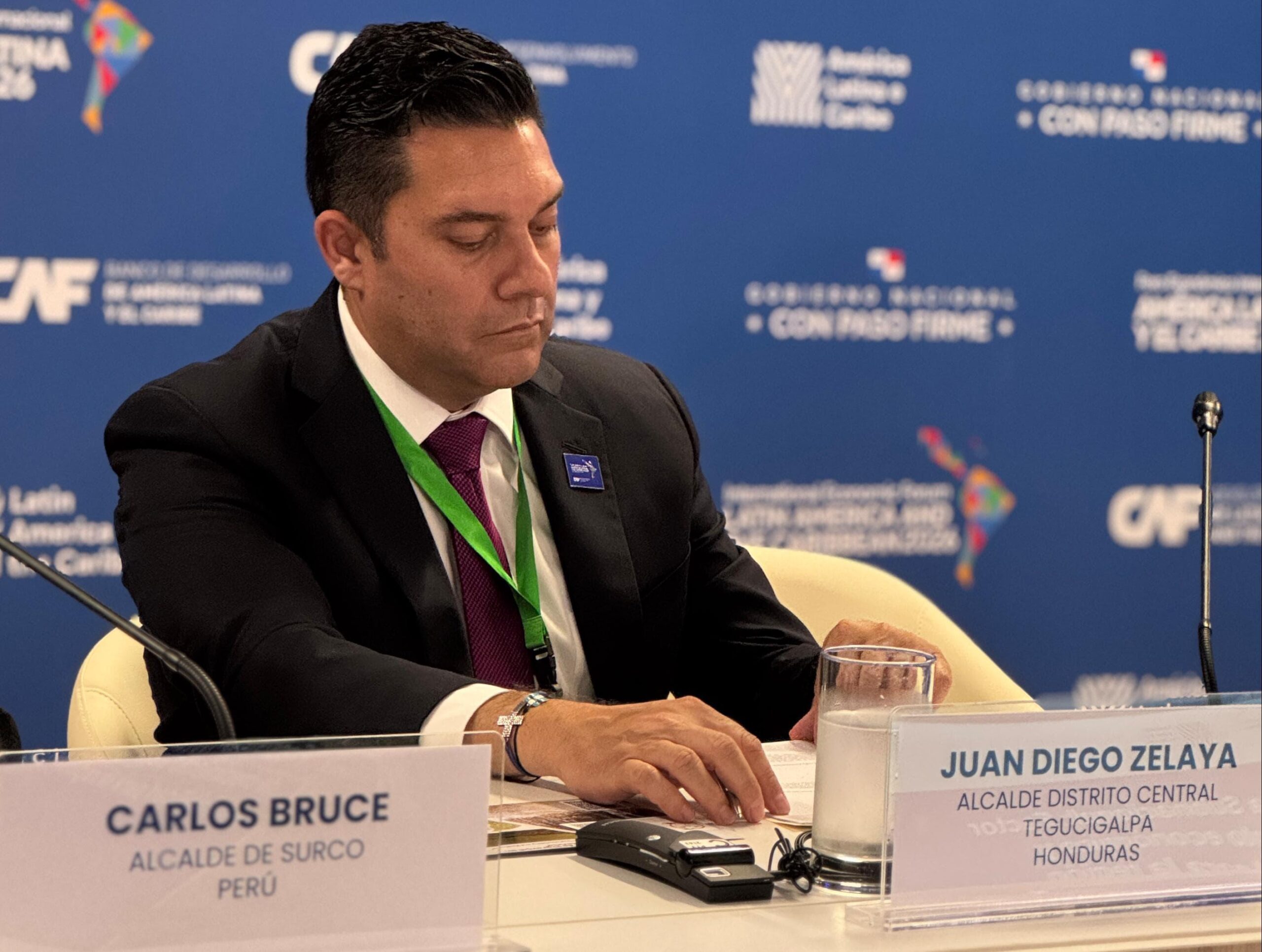 Juan Diego dialoga con alcalde de Bogotá sobre movilidad sostenible en Foro CAF 2026