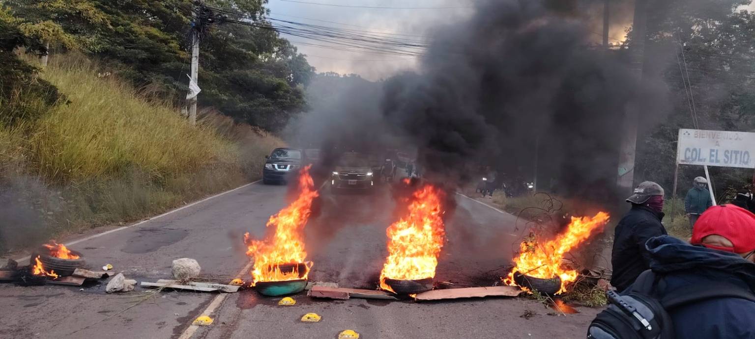 Colectivos de Libre afines a Jorge Aldana amanecieron bloqueando diferentes salidas de Tegucigalpa ocasionando fuertes congestionamientos