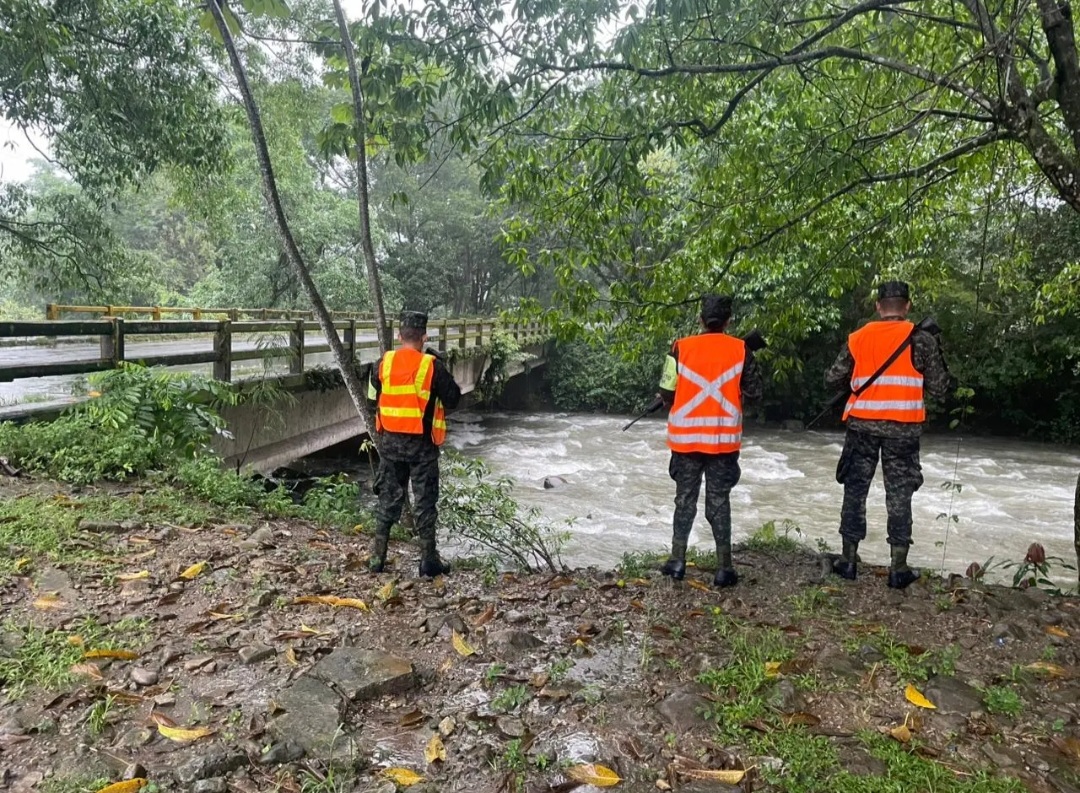 Lluvias obligan a suspender clases presenciales en Atlántida