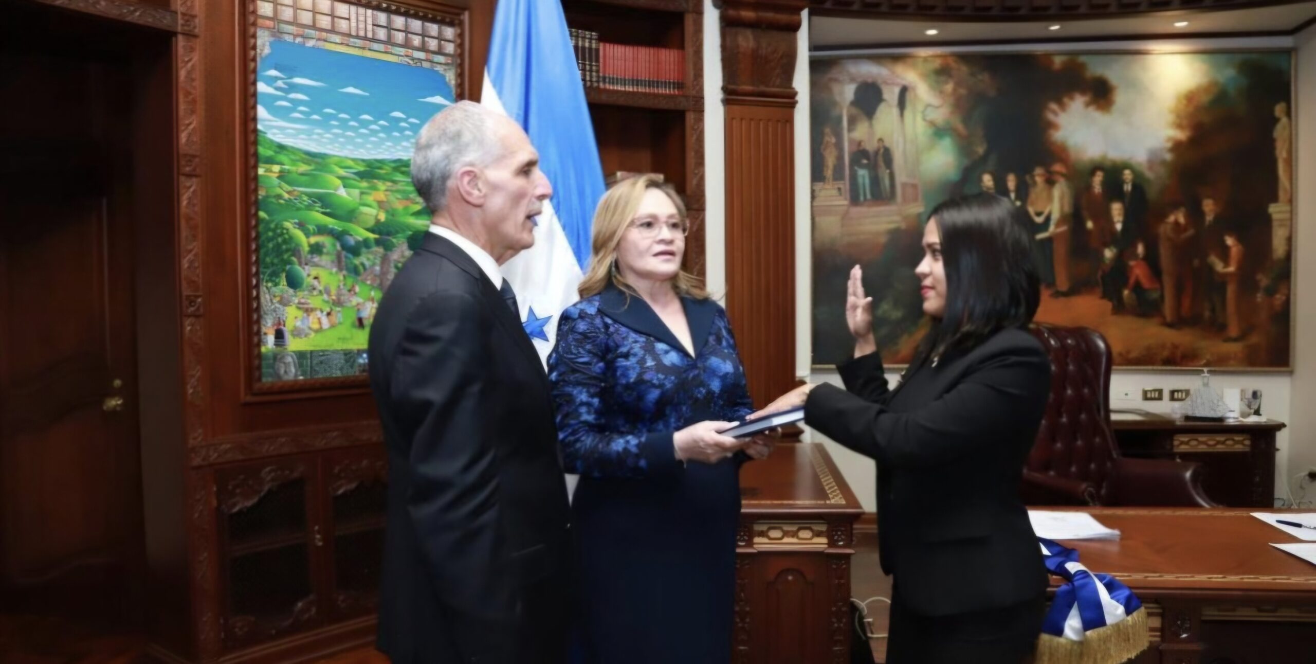 Nasry Asfura marca un hito en la aviación civil al nombrar a la primera mujer al frente de Aeronáutica Civil