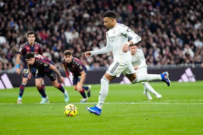 Real Madrid vence 2-0 al Levante con gol de penal de Mbappé y se lleva los tres puntos en LaLiga