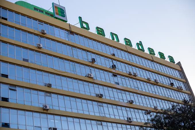 ¡Atención! A días de salir del gobierno, directivos y empleados de Banadesa se han recetado abusivos incrementos de hasta L.23 mil