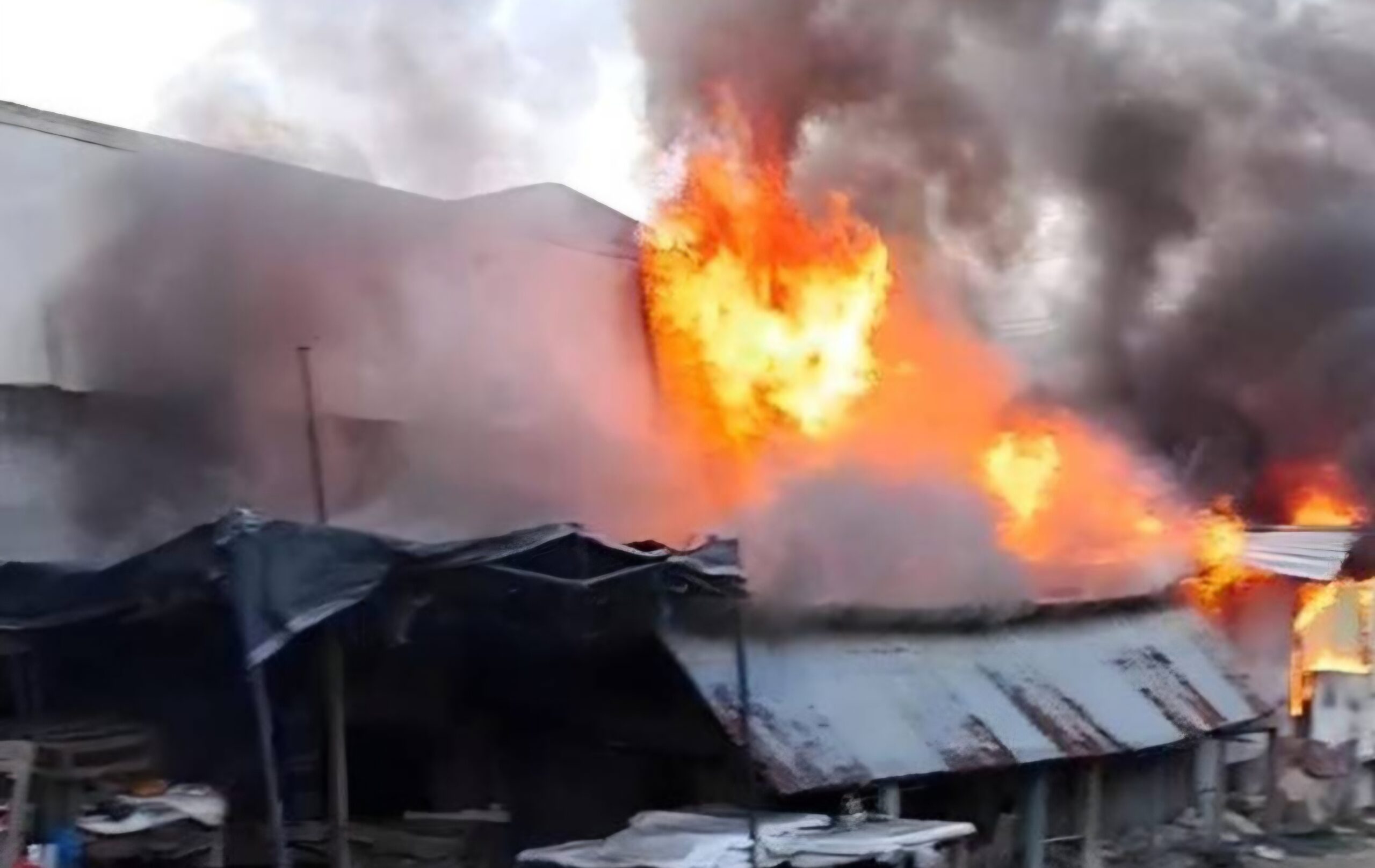Feroz incendio destruye varios puestos comerciales en colonia Reparto Lempira de San Pedro Sula