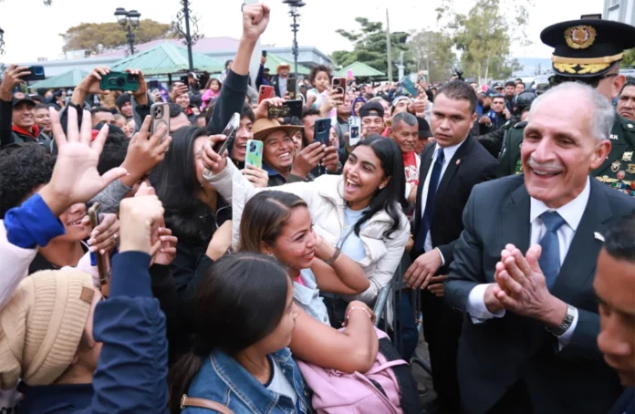Nasry Asfura asume control directo del sistema sanitario y promete resultados visibles en un plazo de dos años