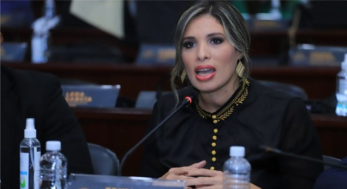 Diputada Erika Urtecho denuncia desvío de fondos para evacuaciones médicas tras muerte de joven en Roatán