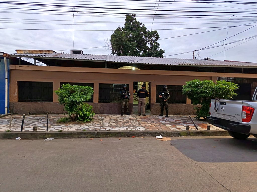 MP ejecuta allanamientos contra supuesta organización criminal que almacena armas y drogas