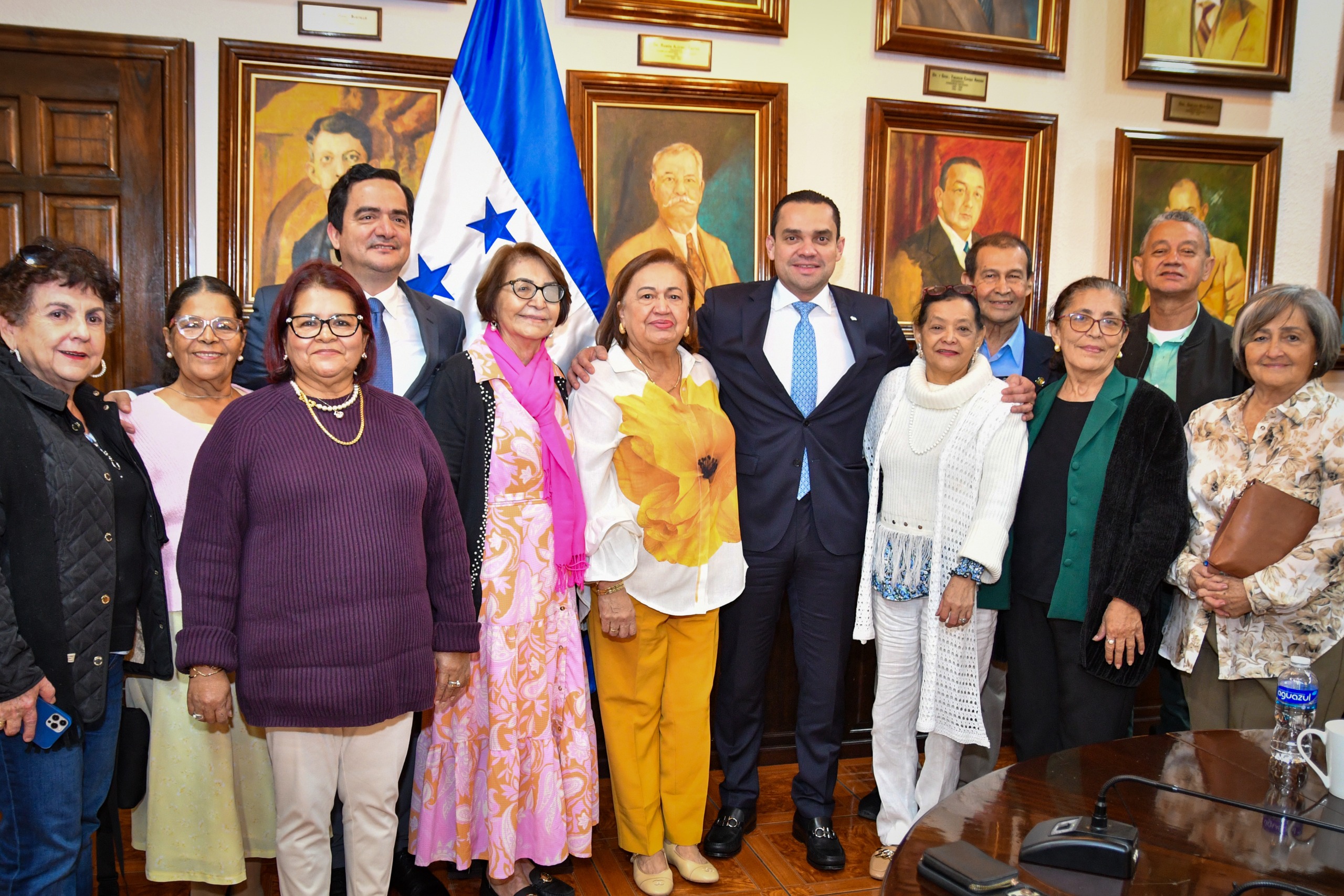 Presidente del Congreso Nacional reitera apoyo a maestros jubilados