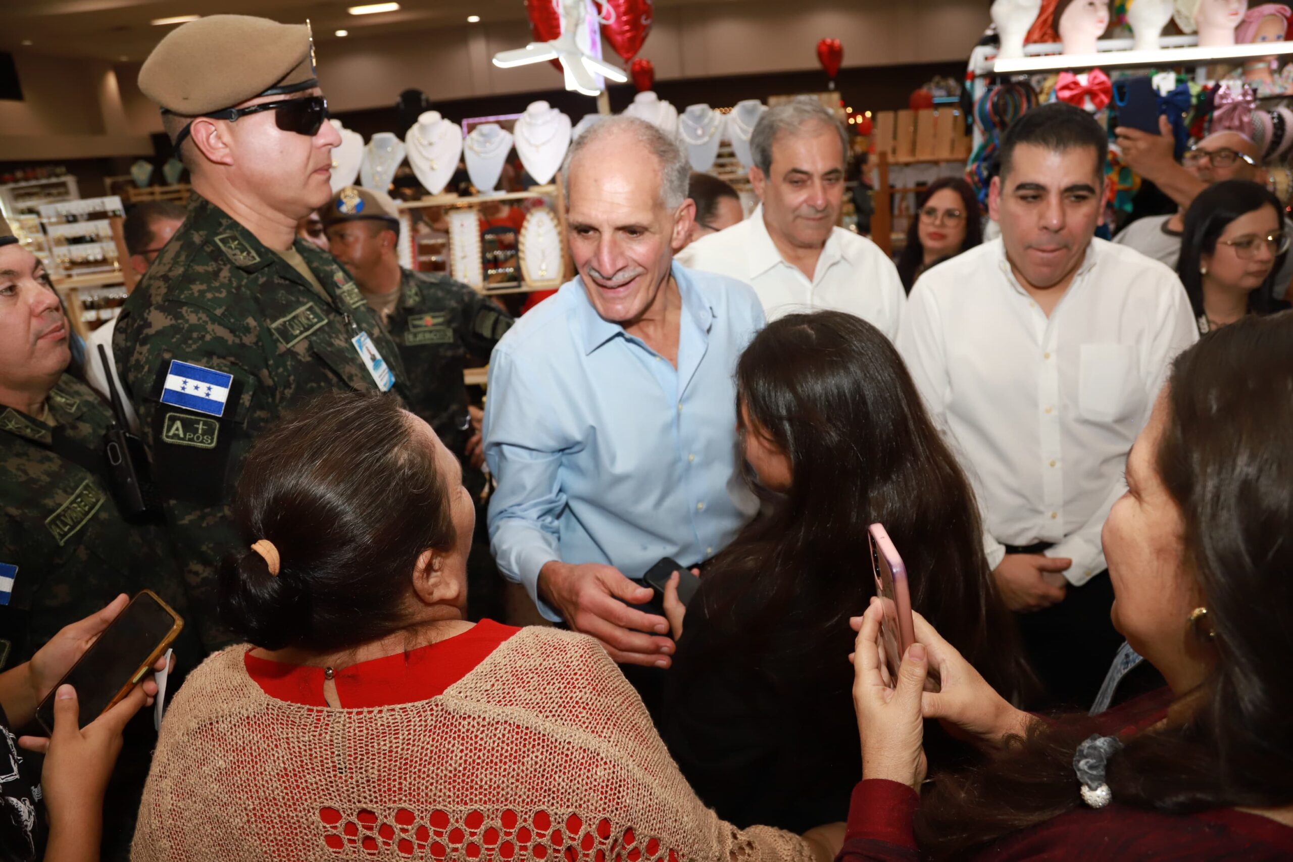 Presidente Nasry Asfura aboga por la reapertura del Bazar del Sábado