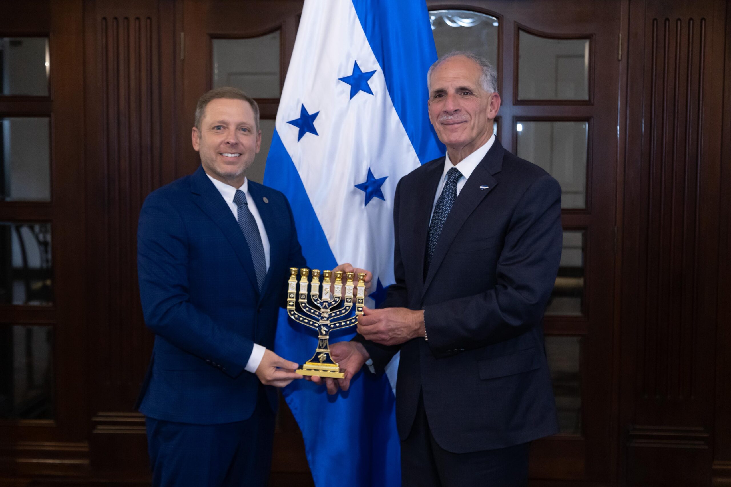 Nasry Asfura se reúne con director de organización internacional contra el antisemitismo