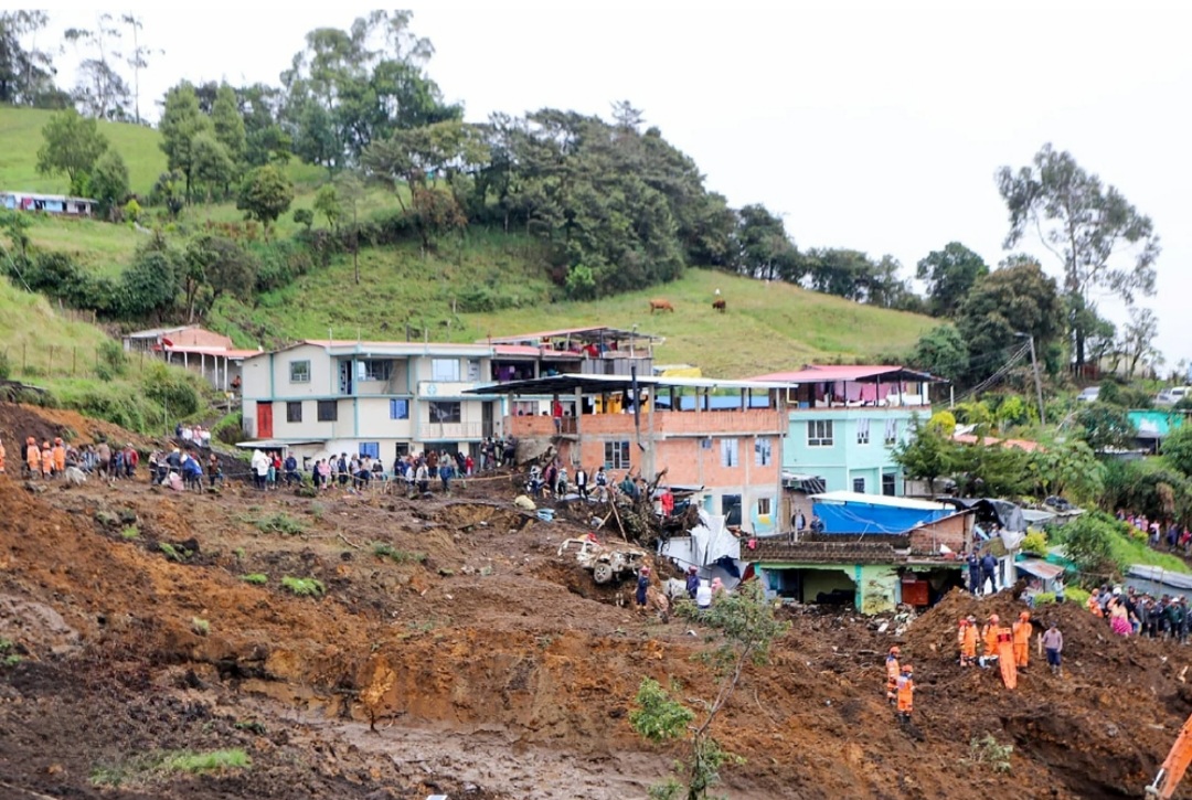 Al menos siete muertos por alud de tierra causado por fuertes lluvias en Colombia