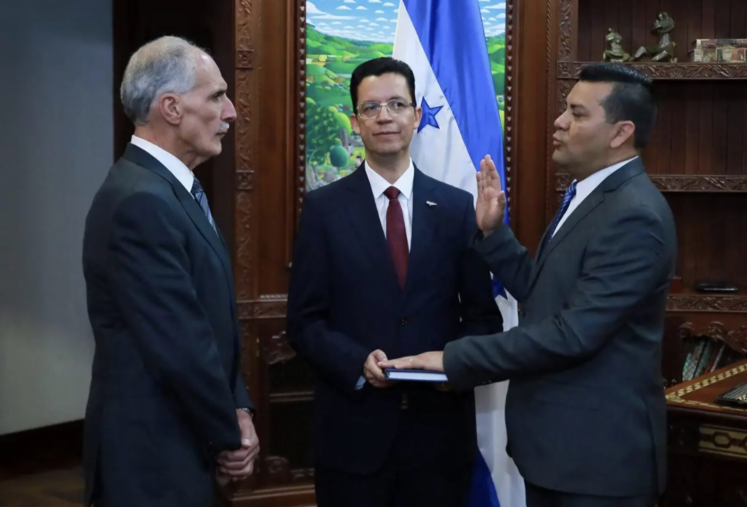 Nasry Asfura oficializa a Víctor Martínez como director ejecutivo del IHSS