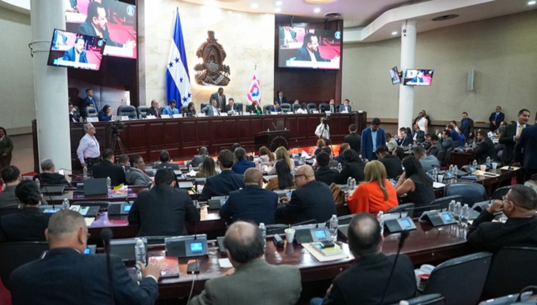 Congreso avanza con 16 leyes en su primer mes, pero mantiene pendientes reformas clave