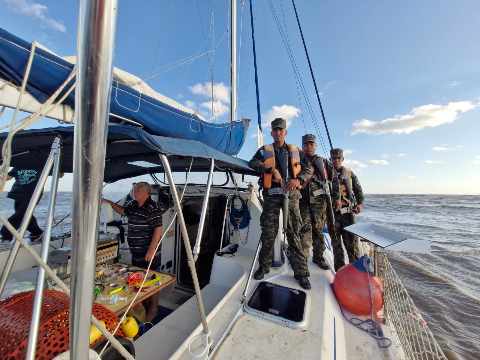 FFAA rescata tripulantes de embarcación encallada en Gracias a Dios
